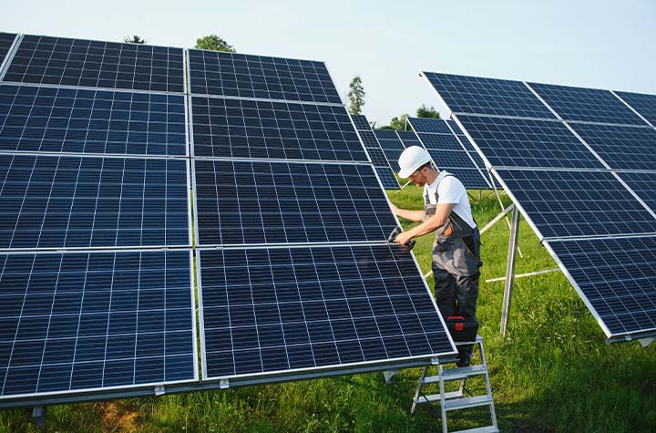 solarne-panely-1 Muž montuje solárne panely – investoval nimi do hmotného majtejtu a predišiel inflácií svojich penazí